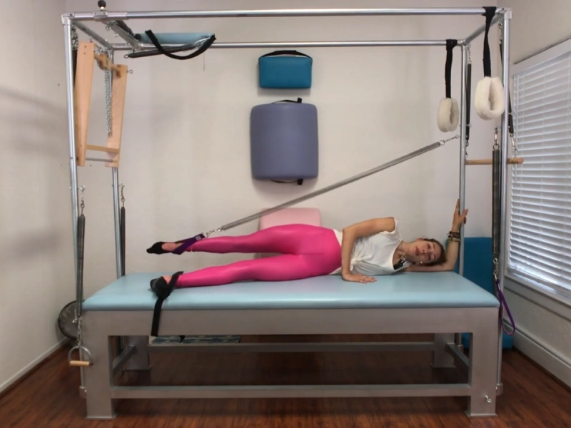 Cách thực hiện bài tập Pilates Side Leg Springs trên Cadillac