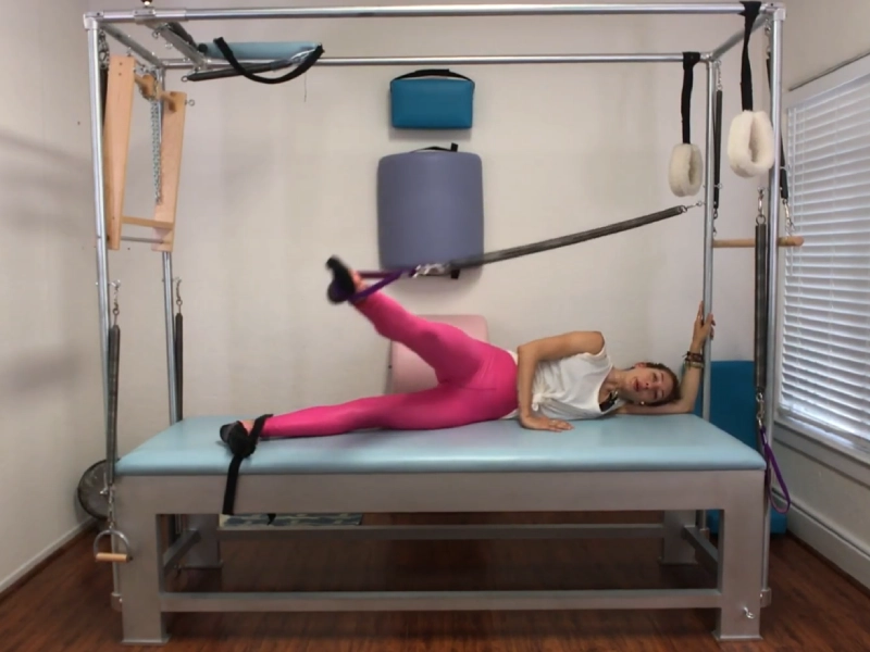 Cách thực hiện bài tập Pilates Side Leg Springs trên Cadillac