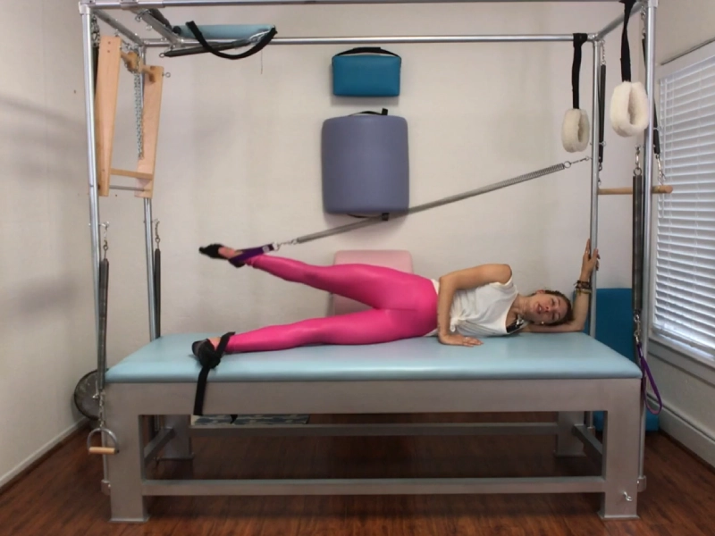 Cách thực hiện bài tập Pilates Side Leg Springs trên Cadillac