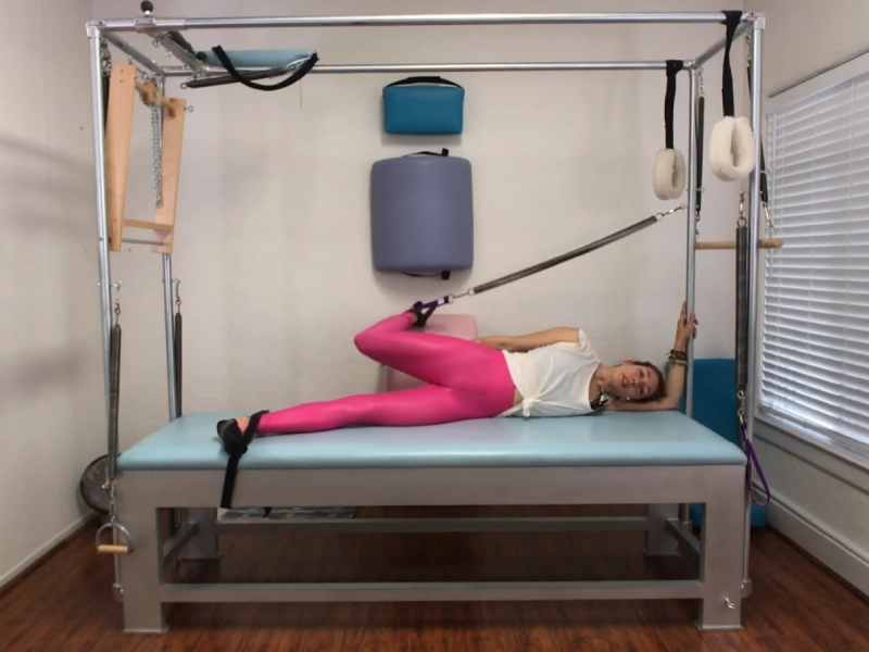 Cách thực hiện bài tập Pilates Side Leg Springs trên Cadillac