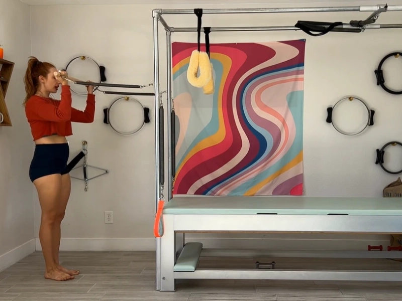 Tư thế chuẩn bị thực hiện động tác Single Leg Squats with Roll Back Bar trên Cadillac