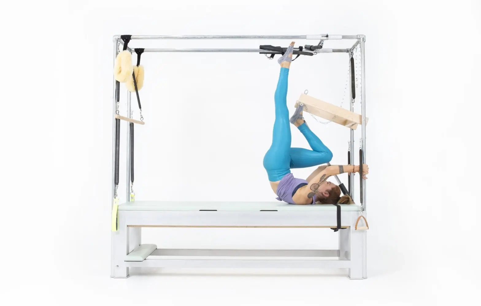 bai-tap-pilates-single-leg-tower-with-push-thru-bar-tren-cadillac-2