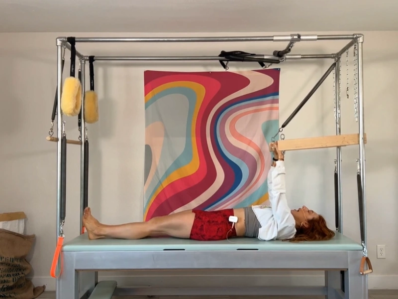 Tư thế chuẩn bị thực hiện động tác Teaser with Push Thru Bar trên Cadillac.