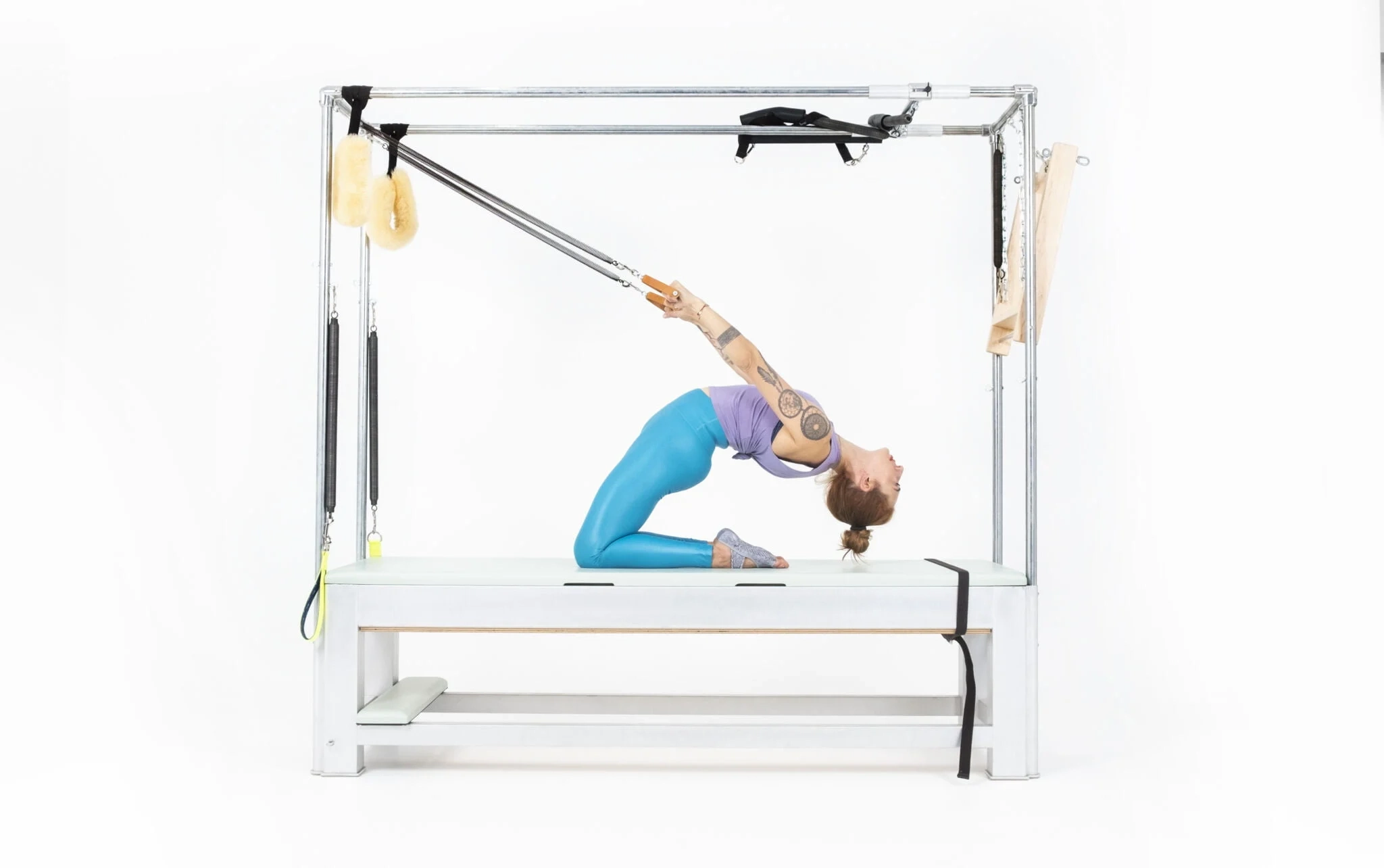 bai-tap-pilates-thigh-stretch-with-arm-springs-tren-cadillac-1