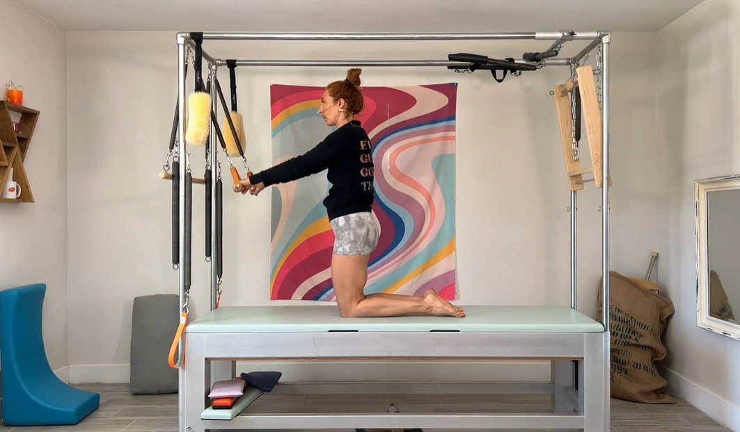 bai-tap-pilates-thigh-stretch-with-arm-springs-tren-cadillac-2