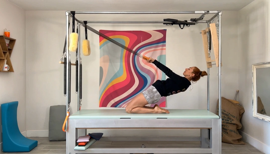 bai-tap-pilates-thigh-stretch-with-arm-springs-tren-cadillac-3