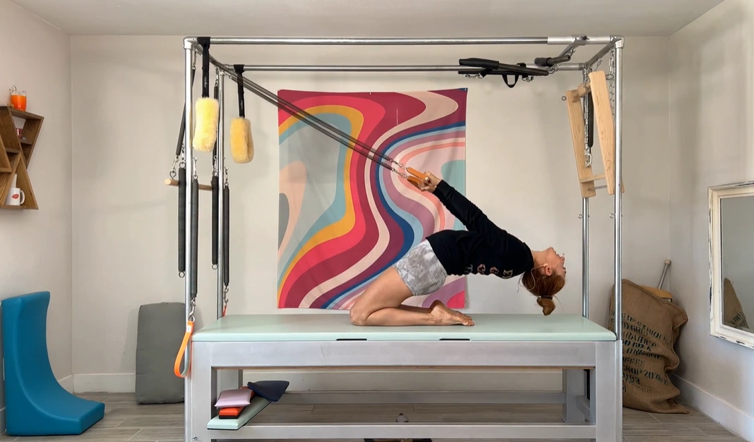 bai-tap-pilates-thigh-stretch-with-arm-springs-tren-cadillac-4