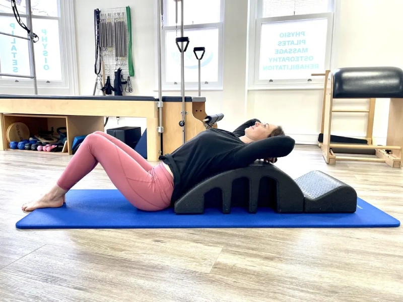 Bài tập Pilates Training Your Backbend trên Spine Corrector.