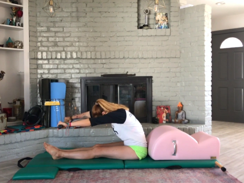 Các bước thực hiện bài tập Training Your Backbend trên Spine Corrector.