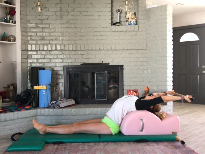 Các bước thực hiện bài tập Training Your Backbend trên Spine Corrector.