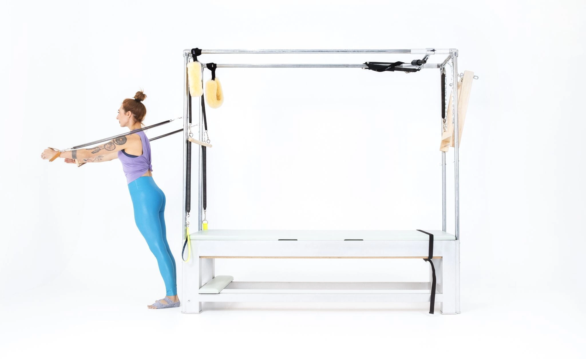 bai-tap-pilates-hug-with-standing-arm-springs-tren-cadillac-1