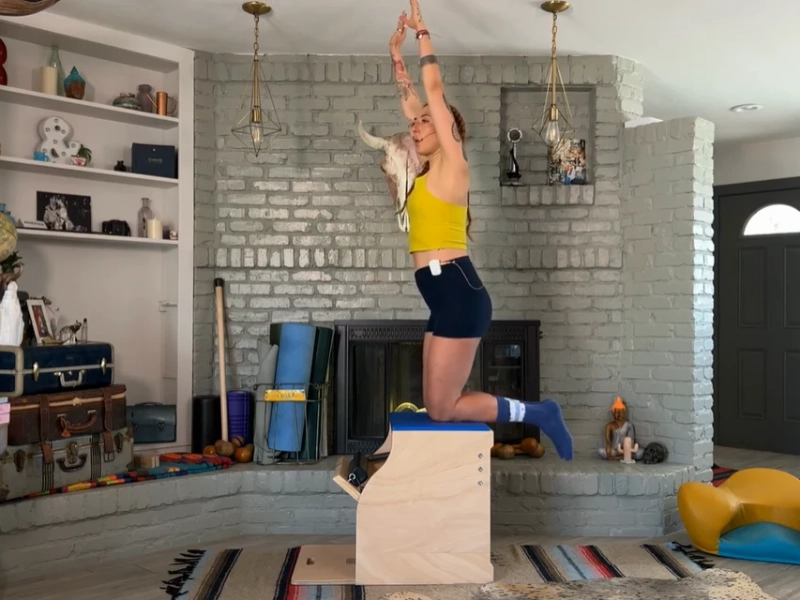 Tư thế chuẩn bị thực hiện Kneeling Push Down trên Wunda Chair