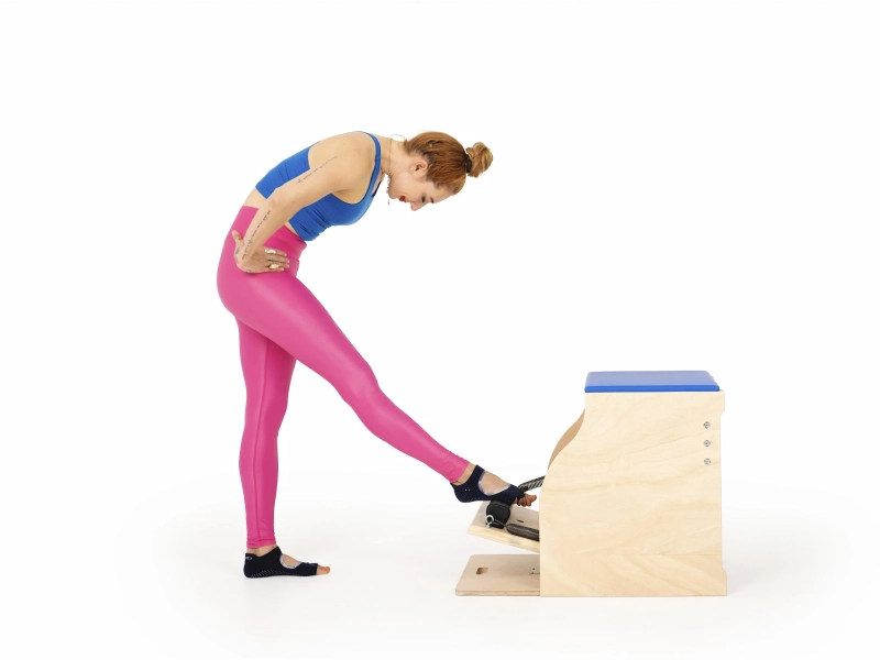 Bài tập Press Down Single Straight Leg trên Wunda Chair