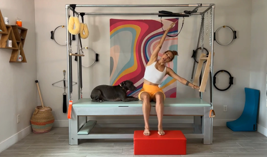 bai-tap-pilates-seated-mermaid-with-push-thru-bar-tren-cadillac-4