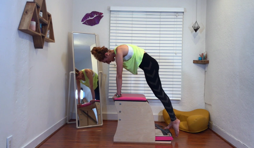 bai-tap-pilates-single-leg-pull-up-tren-wunda-chair-3