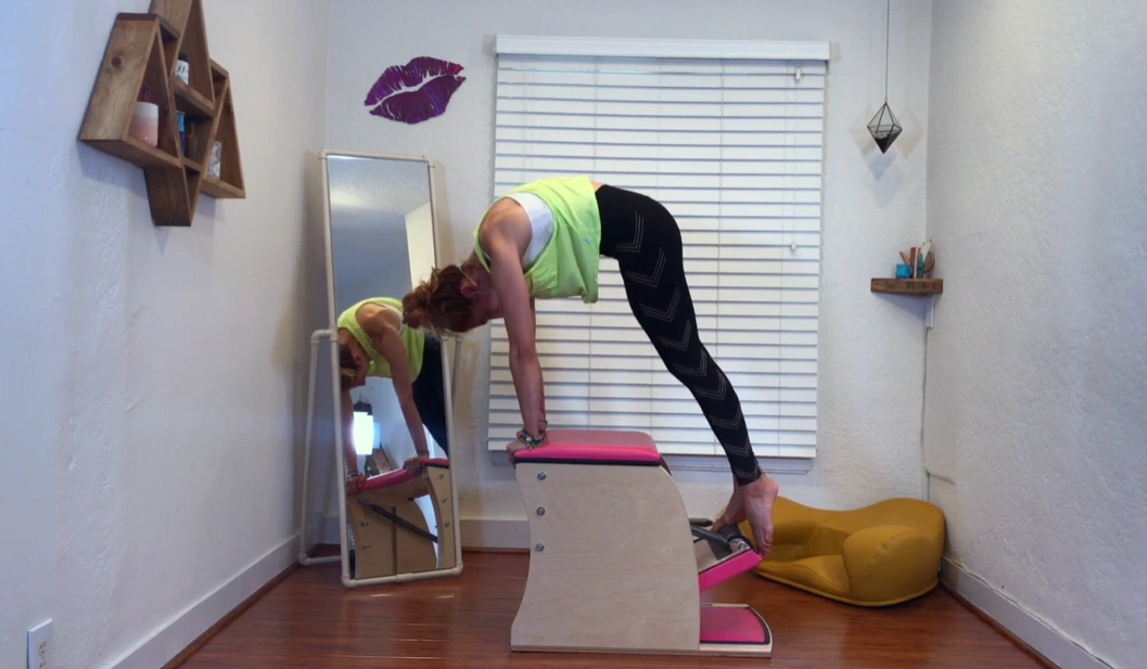 bai-tap-pilates-single-leg-pull-up-tren-wunda-chair-4