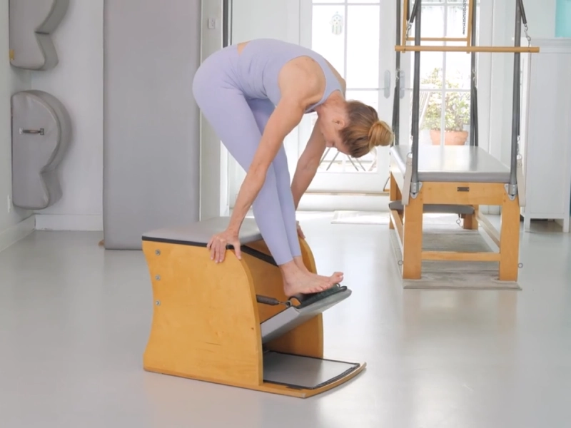 Tendon Stretch trên Wunda Chair giúp tăng cường sức mạnh cho các nhóm cơ cốt lõi như cơ bụng, lưng dưới và cơ chân.