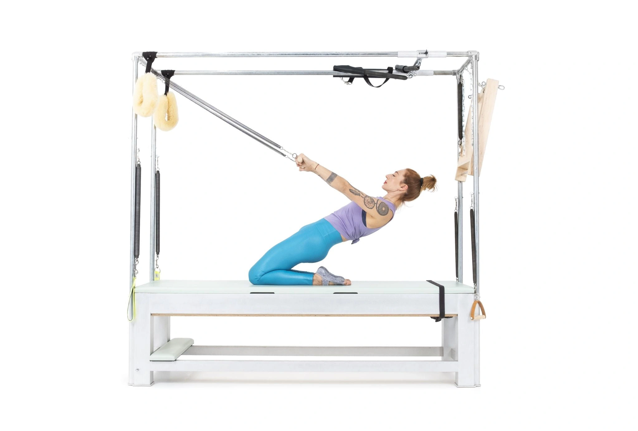 bai-tap-pilates-thigh-stretch-with-roll-back-bar-tren-cadillac-1