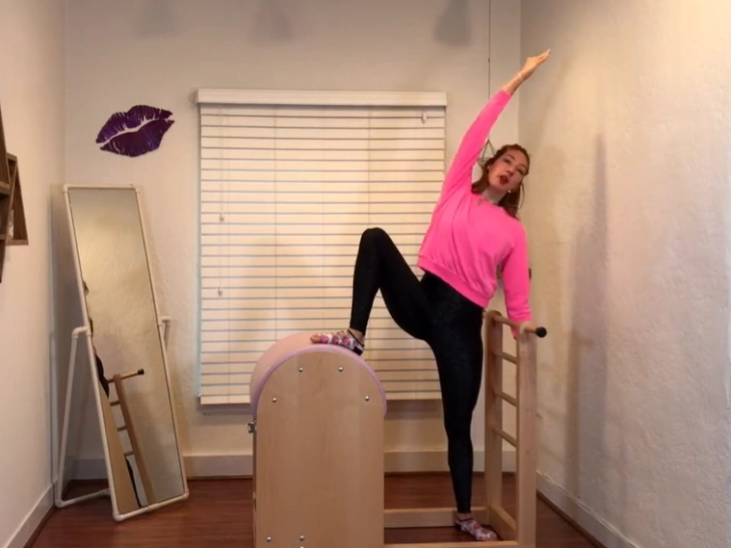 Chuyển sang động tác Swan Stretch