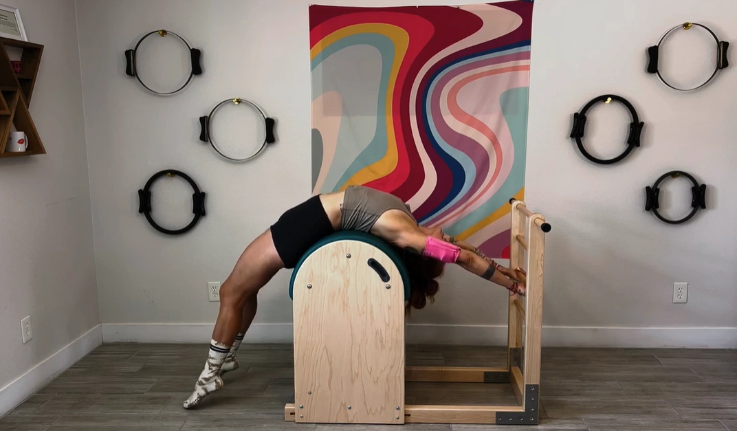 bai-tap-pilates-big-leg-circles-tren-ladder-barrel-2