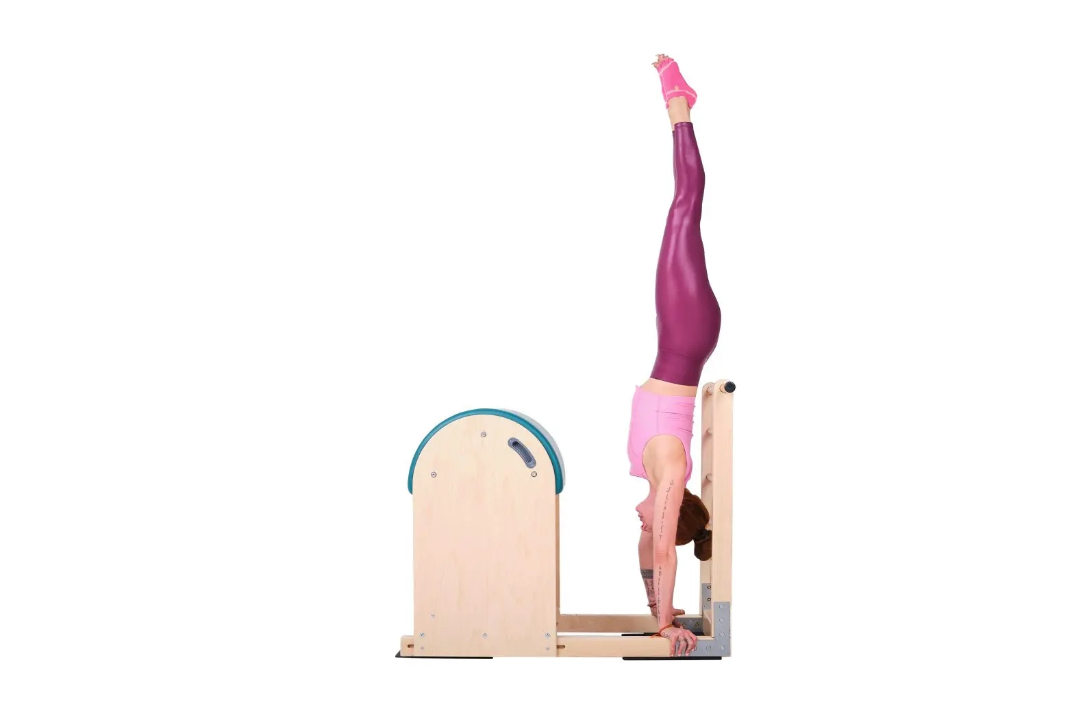 bai-tap-pilates-handstand-tren-ladder-barrel-1