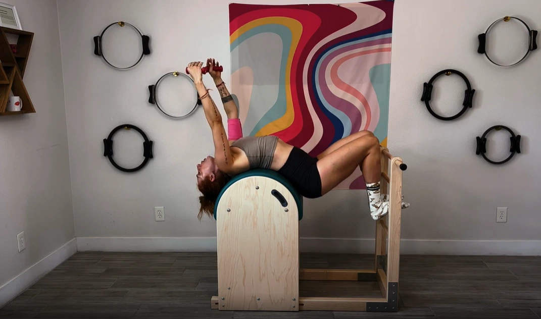 bai-tap-pilates-hug-tren-ladder-barrel-2