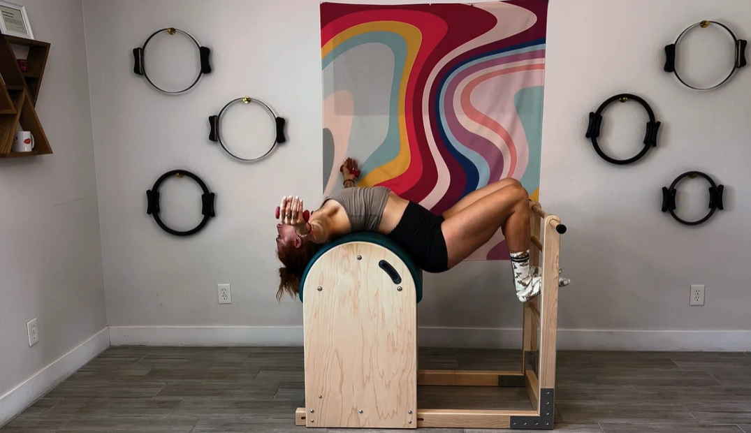 bai-tap-pilates-hug-tren-ladder-barrel-3