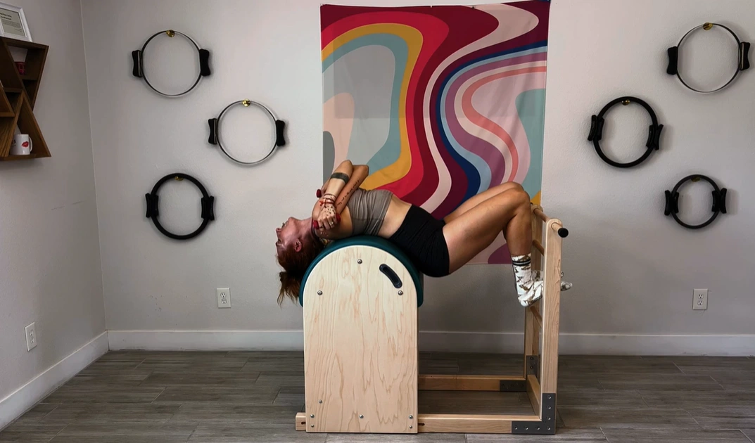 bai-tap-pilates-hug-tren-ladder-barrel-4