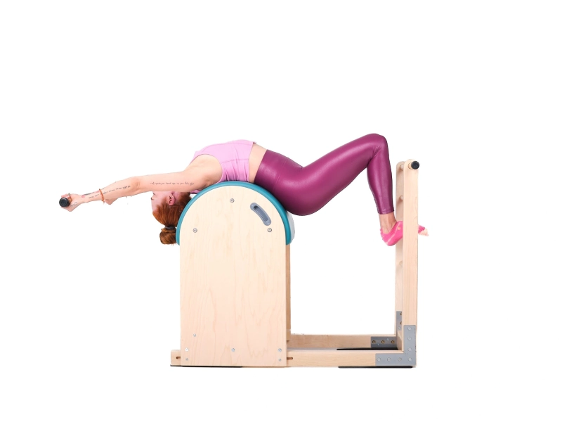 Bài tập Stretch with Bar trên Ladder Barrel