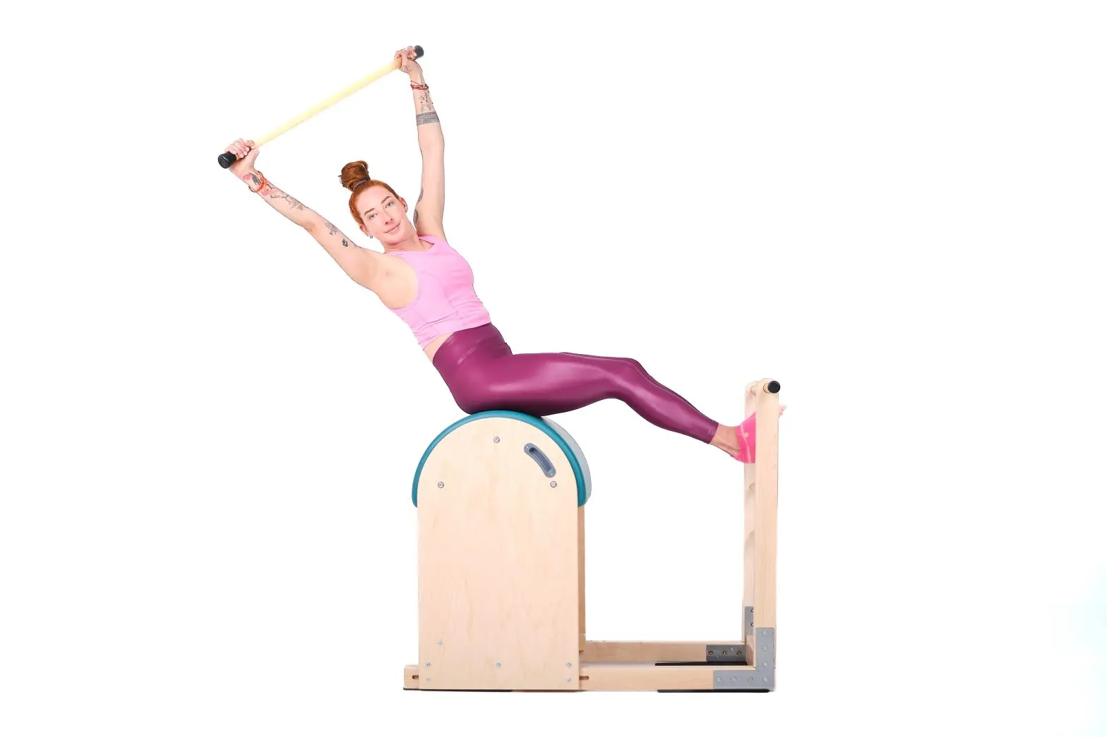 bai-tap-pilates-twist-and-reach-tren-ladder-barrel-1