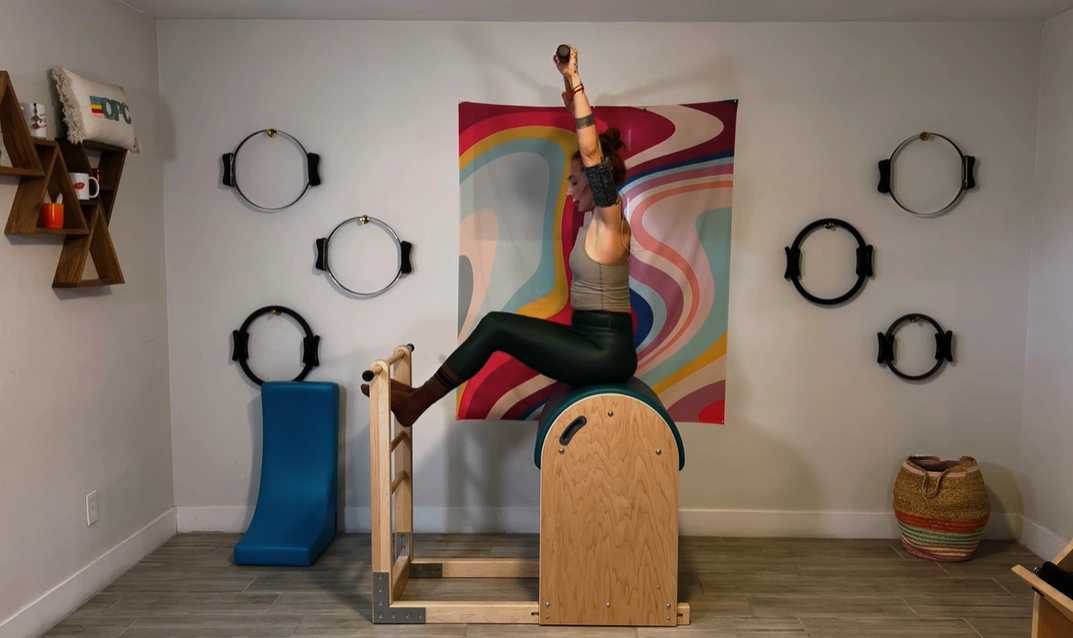 bai-tap-pilates-twist-and-reach-tren-ladder-barrel-2