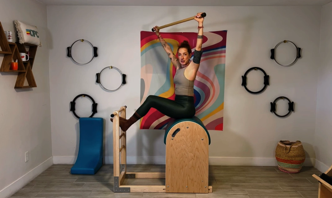 bai-tap-pilates-twist-and-reach-tren-ladder-barrel-3