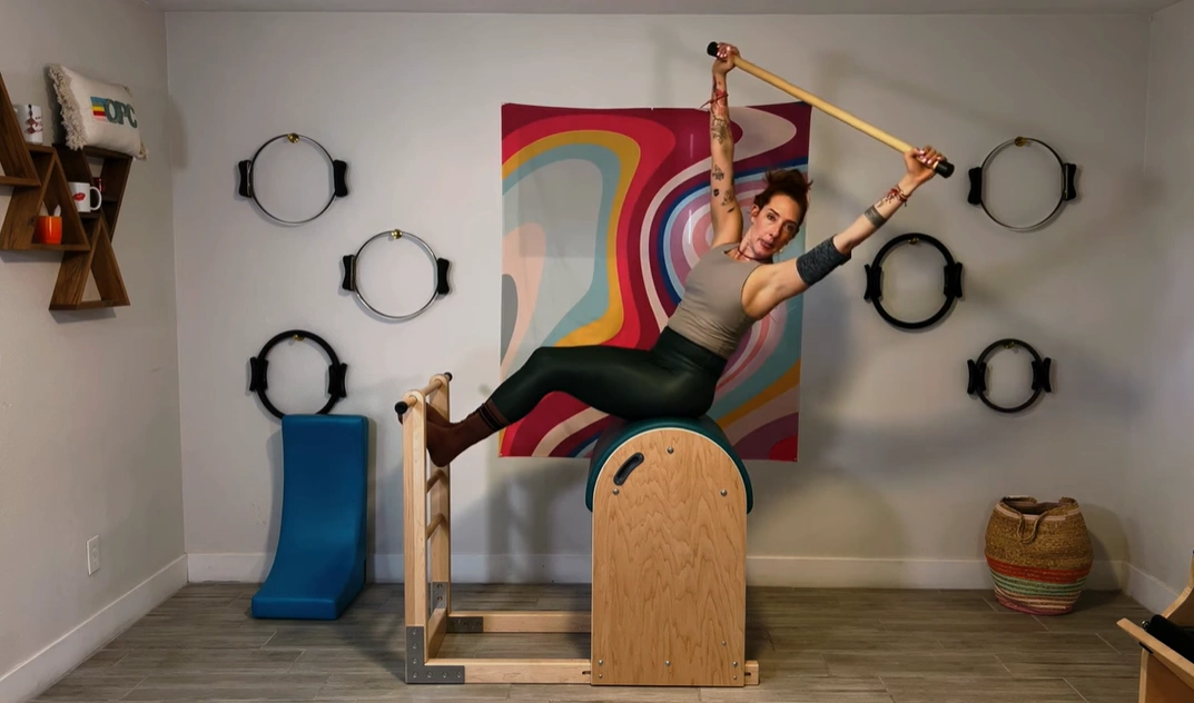 bai-tap-pilates-twist-and-reach-tren-ladder-barrel-5