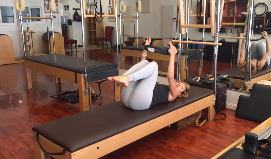 bai-tap-pilates-double-leg-stretch-voi-vong-2