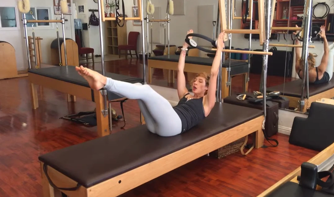 bai-tap-pilates-double-leg-stretch-voi-vong-3