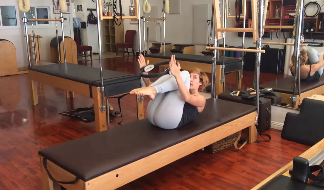 bai-tap-pilates-double-leg-stretch-voi-vong-4