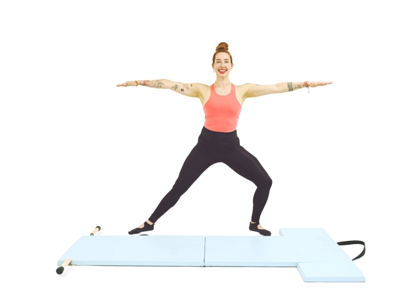 Bài tập Standing Side Lunge trên thảm