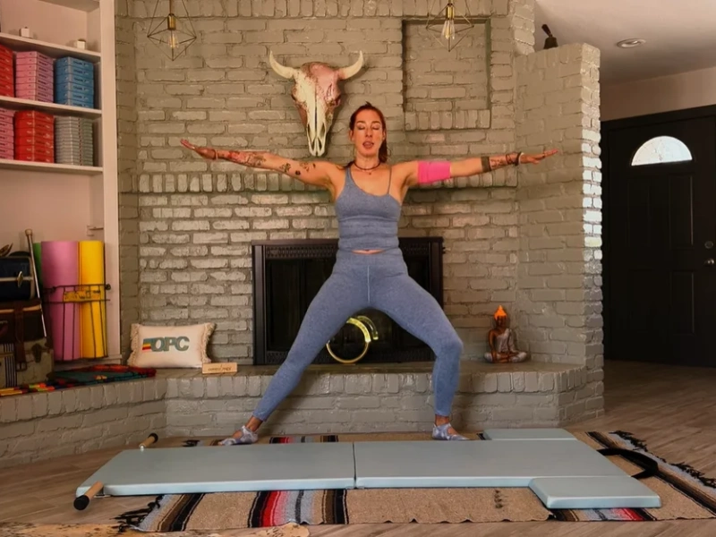 Thực hiện động tác Side Lunge