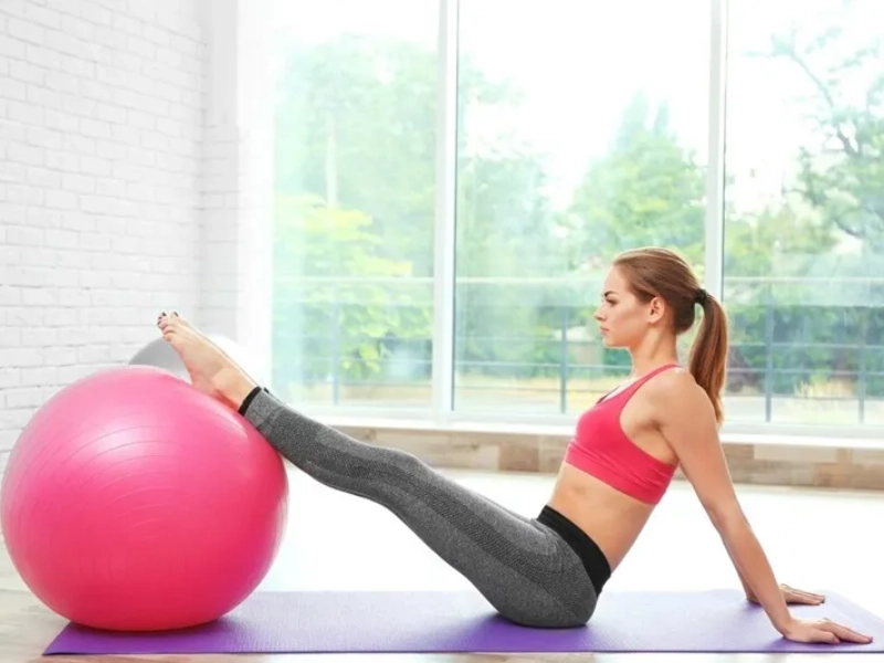 Trong quá trình thực hiện các bài tập có thể sử dụng các dụng cụ hỗ trợ để giảm áp lực lên khớp và giúp thực hiện động tác dễ dàng hơn