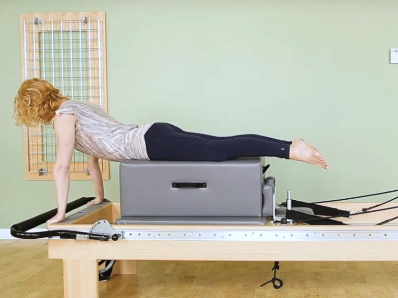 Bài tập Pilates Grasshopper trên Reformer