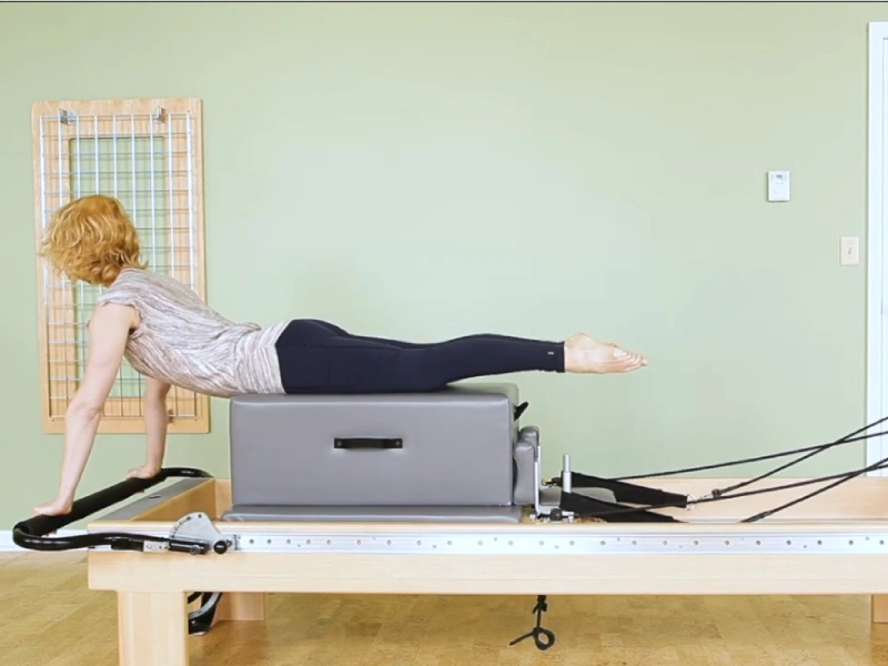 Bài tập Pilates Grasshopper trên Reformer