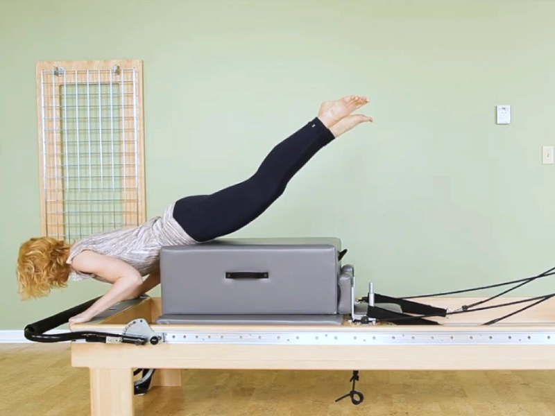 Bài tập Pilates Grasshopper trên Reformer