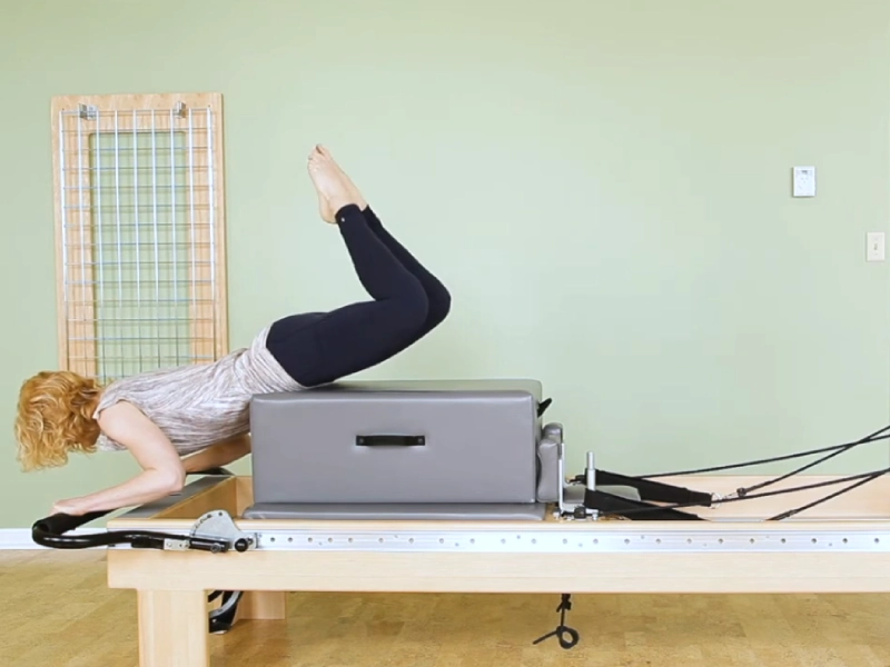 Bài tập Pilates Grasshopper trên Reformer