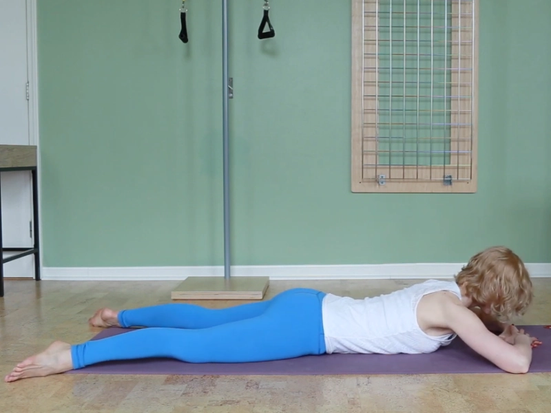 Bài tập Pilates Grasshopper trên thảm