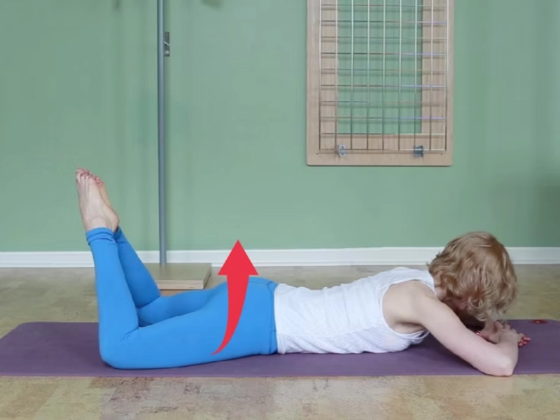 Bài tập Pilates Grasshopper trên thảm