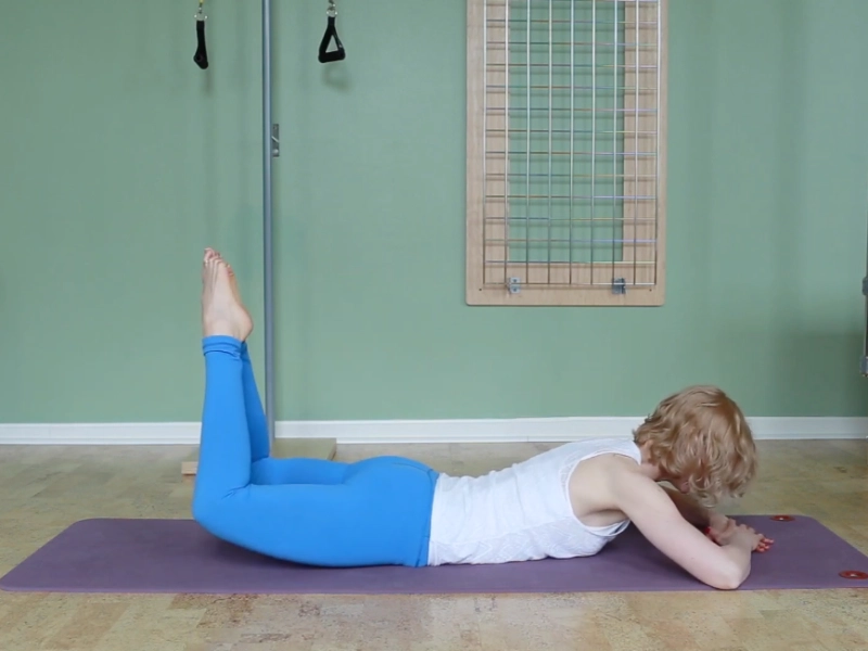 Bài tập Pilates Grasshopper trên thảm