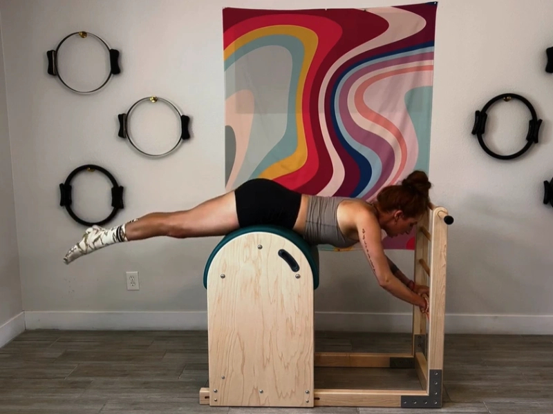 Bài tập Pilates Grasshopper trên Ladder Barrel