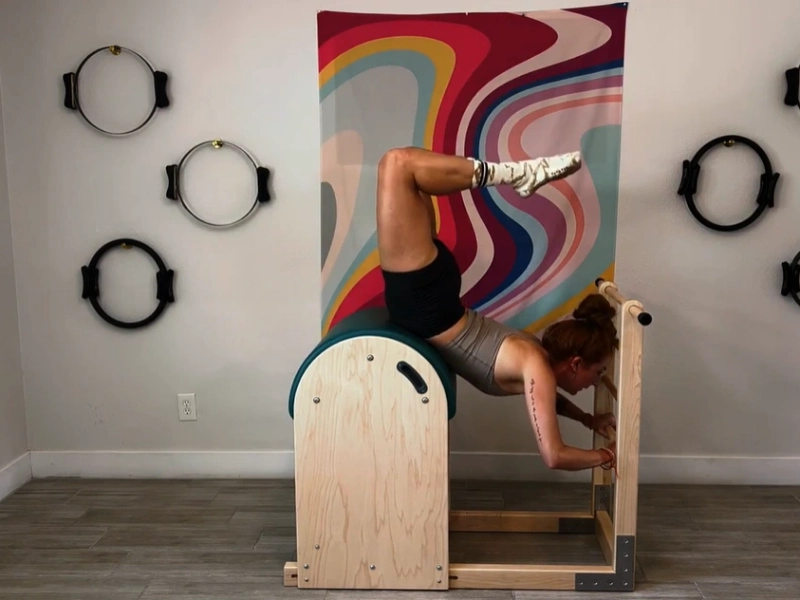 Bài tập Pilates Grasshopper trên Ladder Barrel