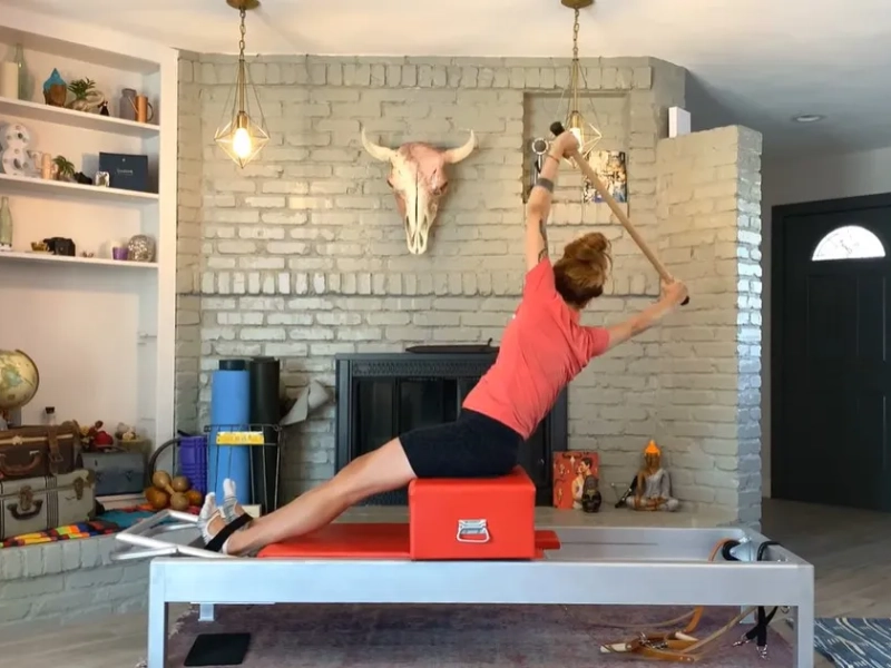 Bài tập Pilates Twist and Reach: Động tác xoay người giúp khỏe cơ core, dẻo cột sống