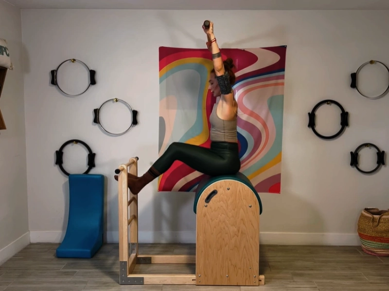 Bài tập Pilates Twist and Reach: Động tác xoay người giúp khỏe cơ core, dẻo cột sống